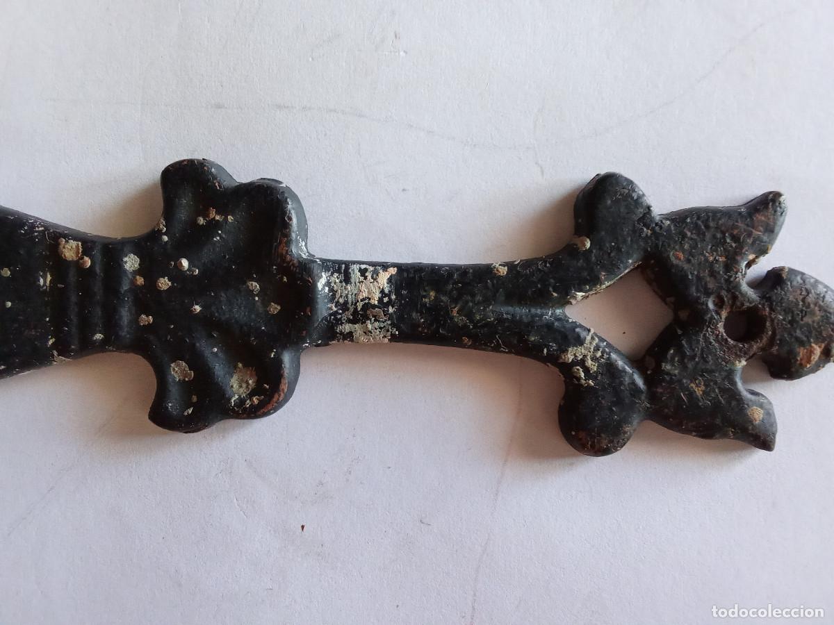 Antig&uuml;edades: Antigua bisagra de forja 33 cm - Foto 6