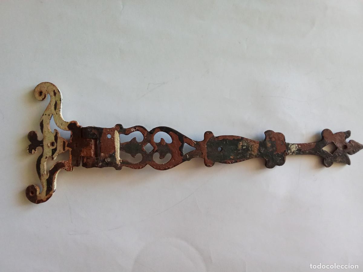 Antig&uuml;edades: Antigua bisagra de forja 33 cm - Foto 7