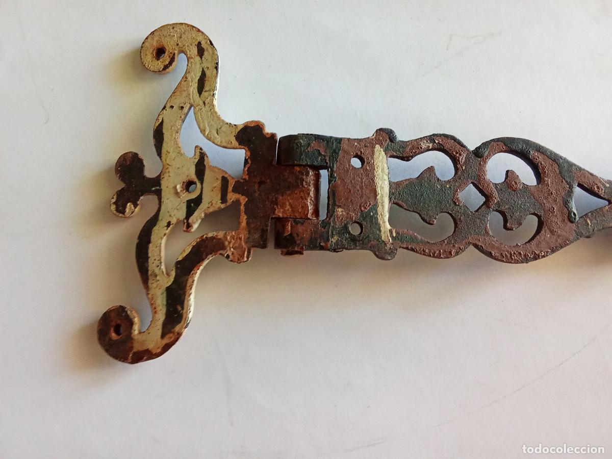Antig&uuml;edades: Antigua bisagra de forja 33 cm - Foto 8