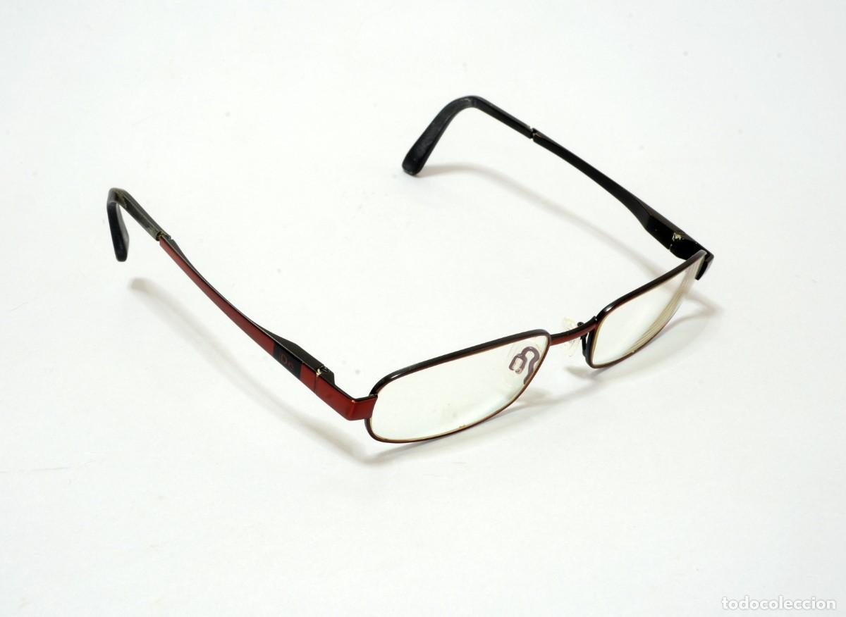 Antig&uuml;edades: Montura de gafas rectangular, dise&ntilde;o de metal en tono rojo vino y patillas negras