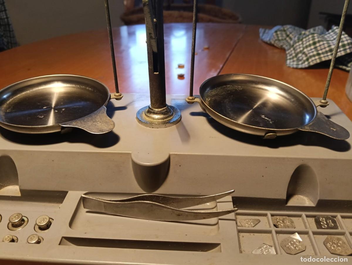 Antig&uuml;edades: Balanza de laboratorio escolar a&ntilde;os 70 - Foto 2