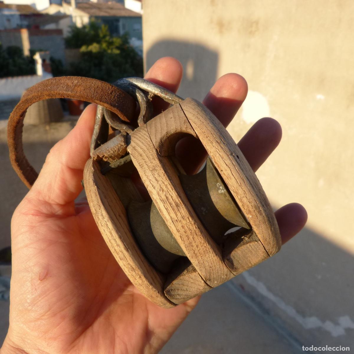Antig&uuml;edades: Antigua polea de madera y metal, 10,5x7x6cm. 465gr, necesita restauraci&oacute;n en madera.