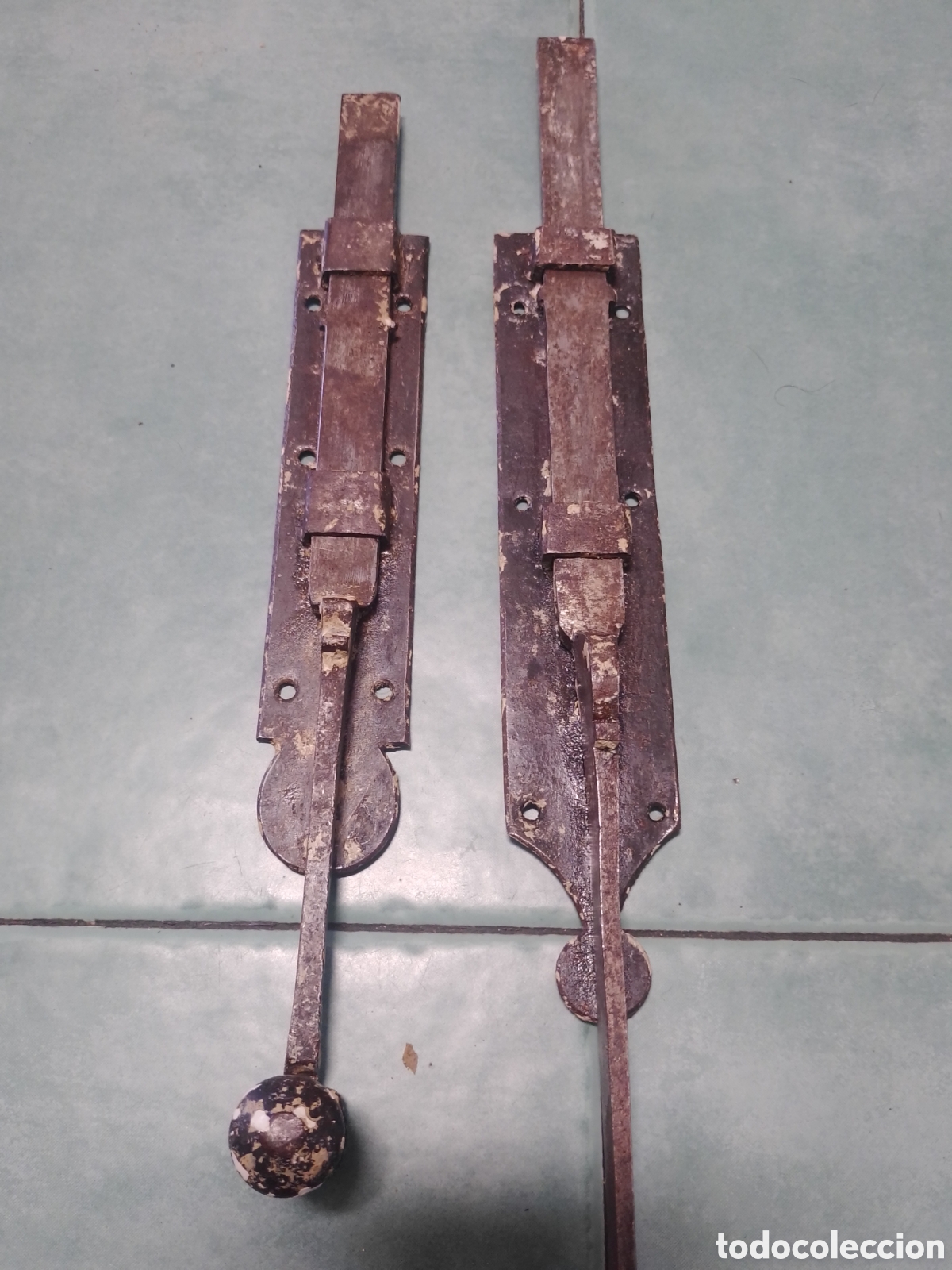 Antig&uuml;edades: Antigua pareja de pasadores - cerrojos - pestillo Forja 57cm - 28cm.