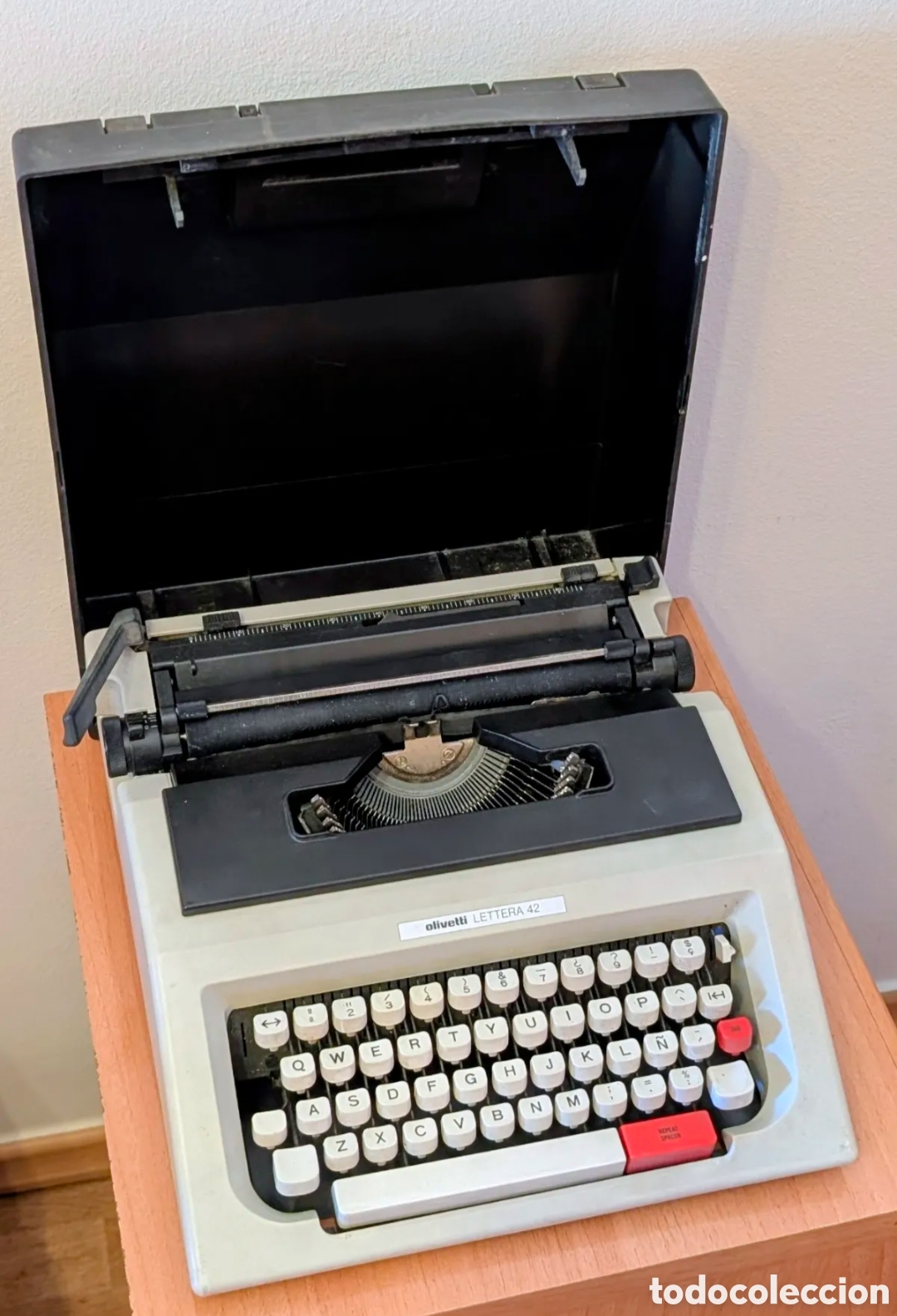 Antig&uuml;edades: M&aacute;quina de escribir Olivetti Lettera 42 &ndash; Con caja