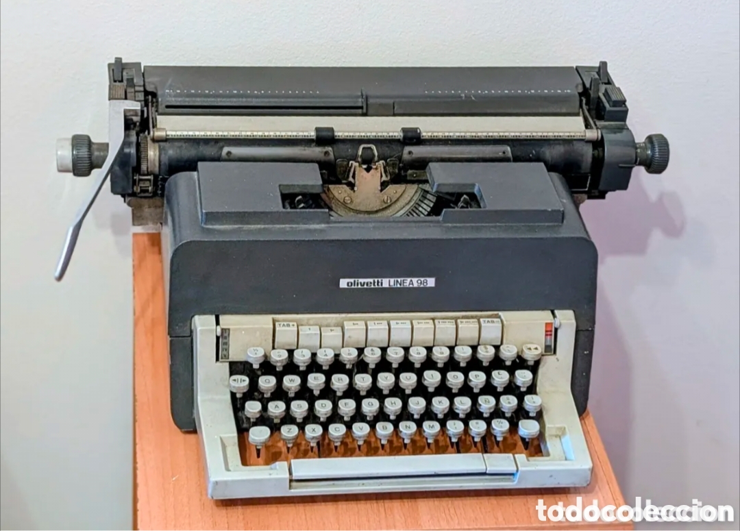 Antig&uuml;edades: M&aacute;quina de escribir Olivetti Linea 98