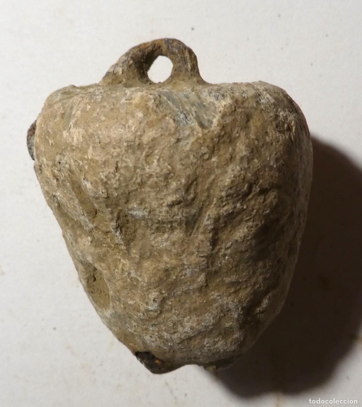Antig&uuml;edades: Gran pesa antigua de plomo con asa de hierro, pesa 319 gr.