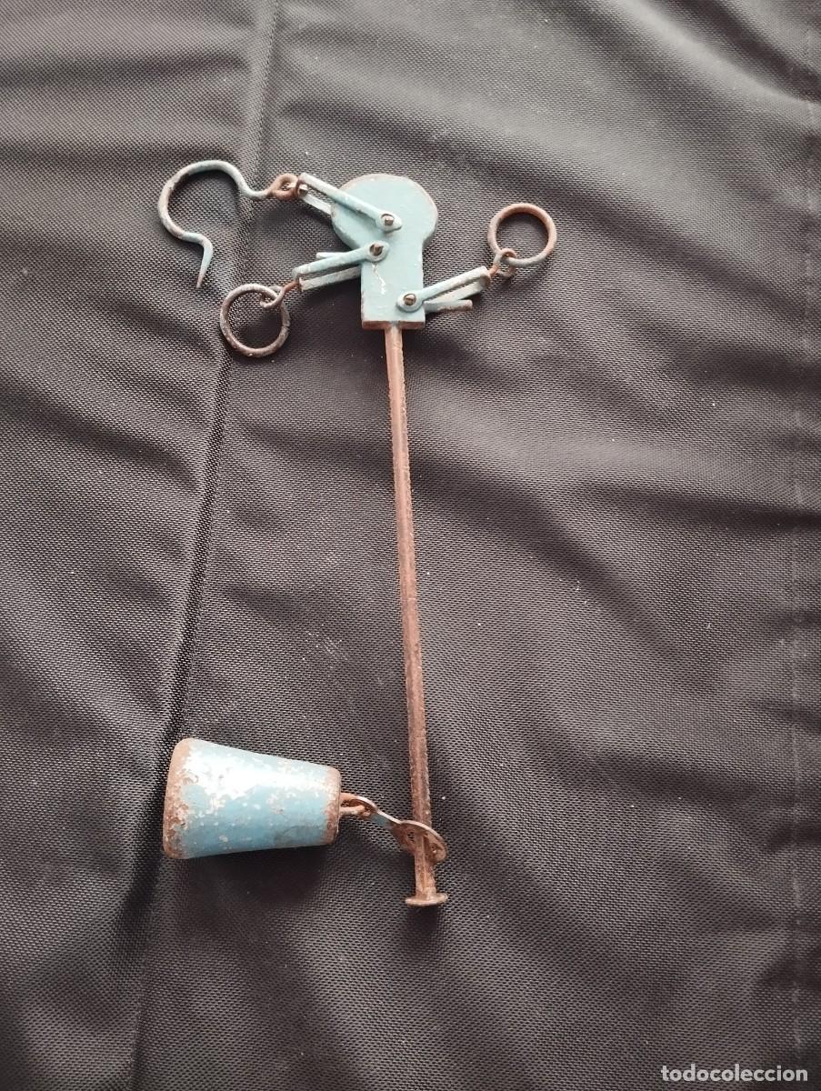 Antig&uuml;edades: Antigua bascula balanza romana de hierro - Foto 2