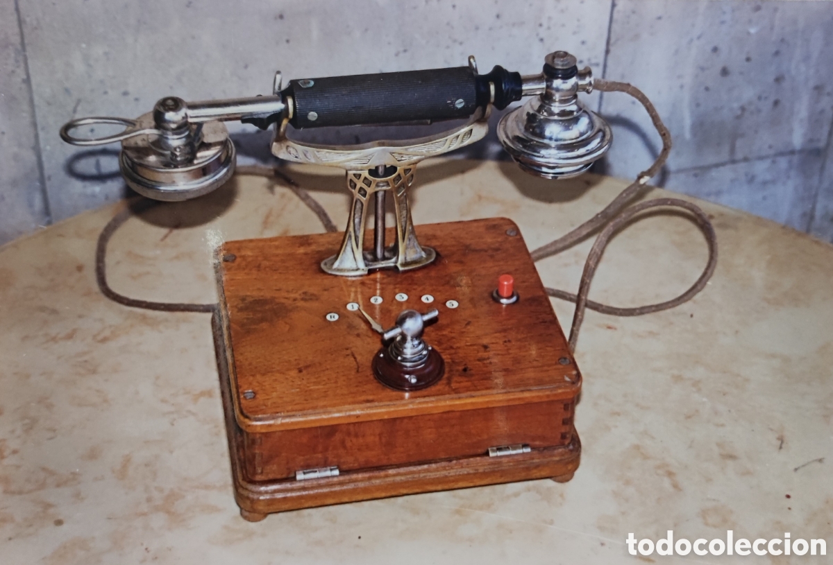 Tel&eacute;fonos: Antiguo tel&eacute;fono estilo modernista. Hacia 1910