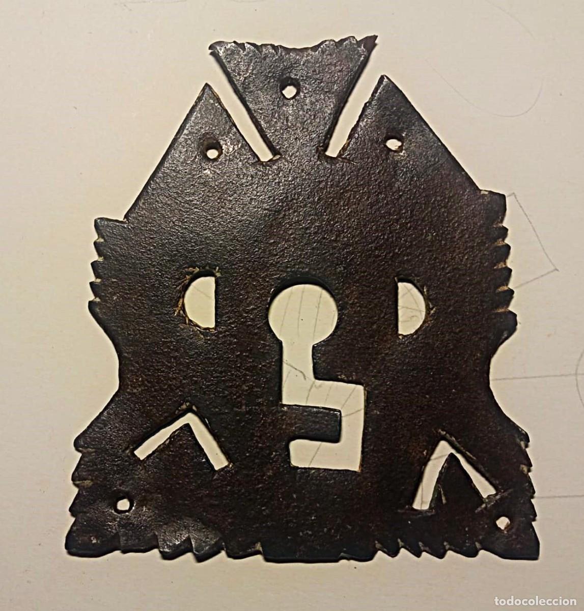 Antig&uuml;edades: Lote de 25 Bocallaves / Escudetes antiguos de hierro forjado (Siglos XVIII - XIX)
