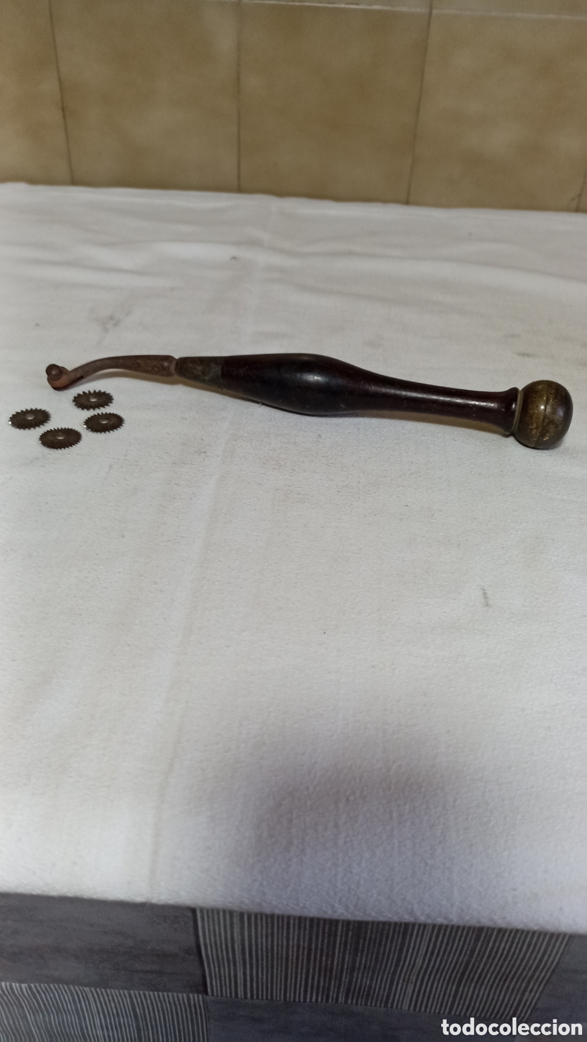Antig&uuml;edades: Marcador de cuero. 26 cm