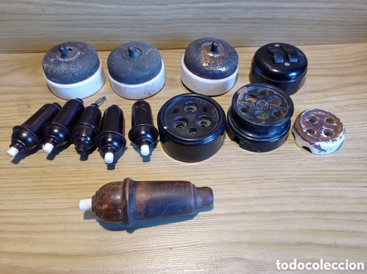 Antig&uuml;edades: Lote de enchufes e interruptores antiguos de baquelita, porcelana, madera y laton.