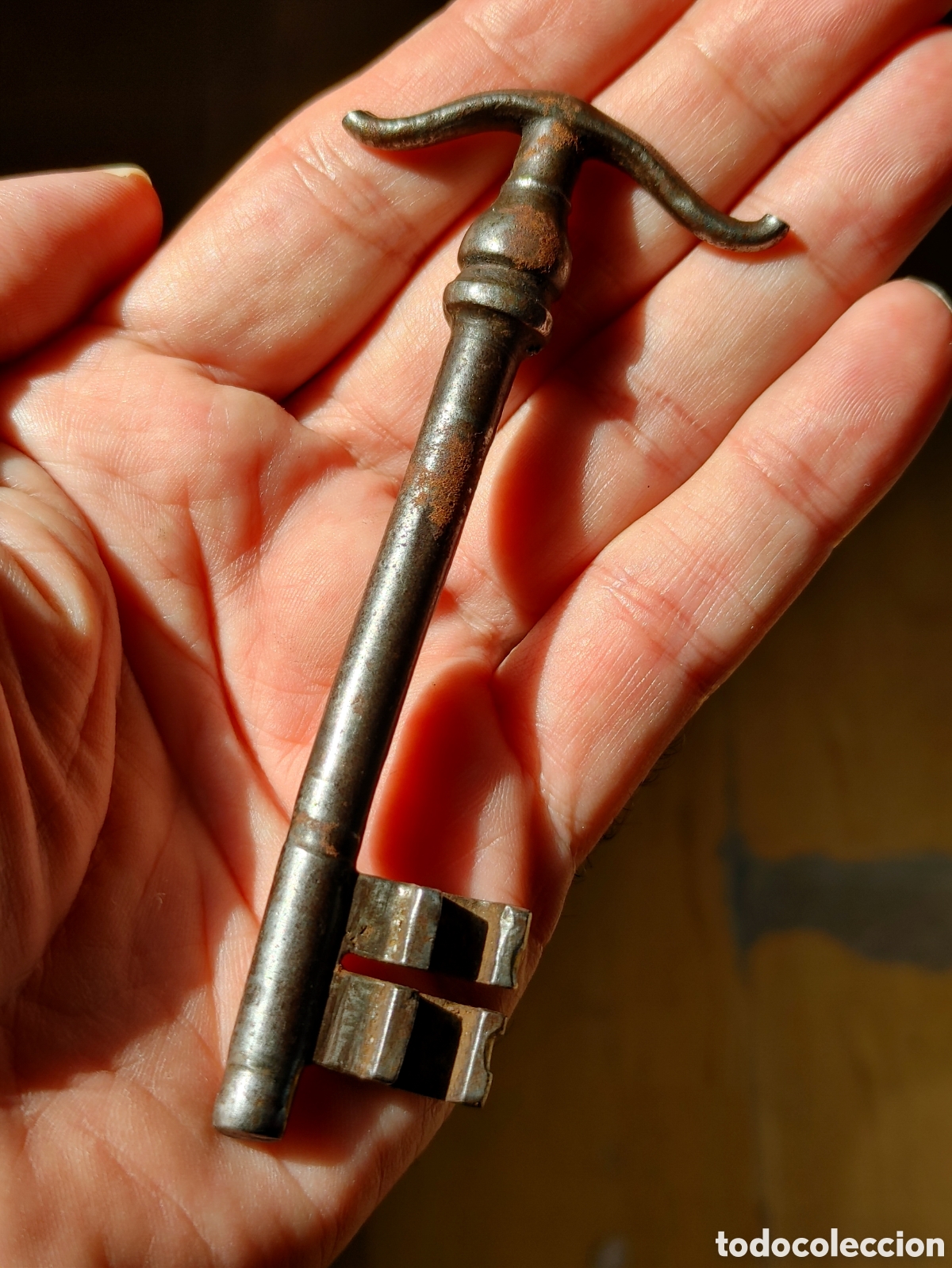 Antig&uuml;edades: Llave en hierro forjado. Siglo XIX. - Foto 2