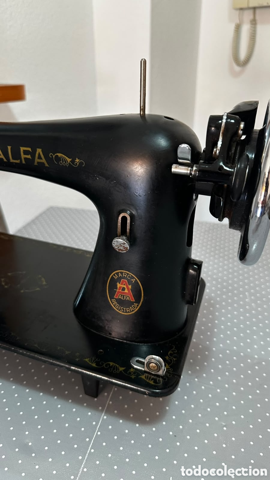 Antig&uuml;edades: T&iacute;tulo: M&aacute;quina de coser Alfa antigua de Eibar, funcionando M&aacute;quina de coser ALFA