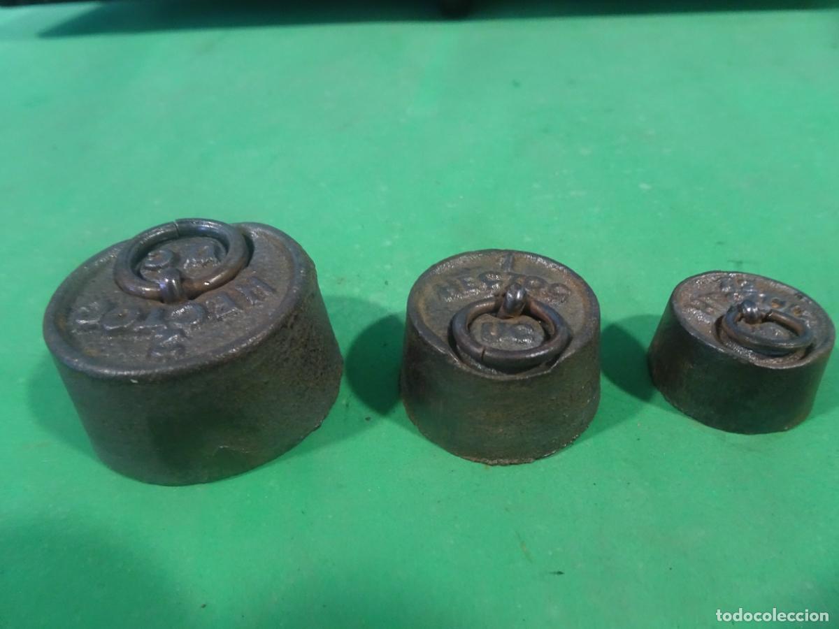 Antig&uuml;edades: JUEGO DE 3 PESAS DE HIERRO FUNDIDO DE 200 GM,100 GM Y DE 50 GM