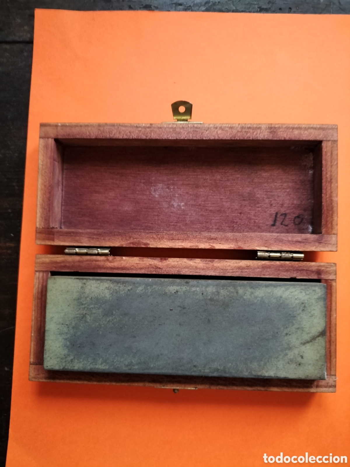 Antig&uuml;edades: Antigua Piedra de Afilar con su Caja de Madera.