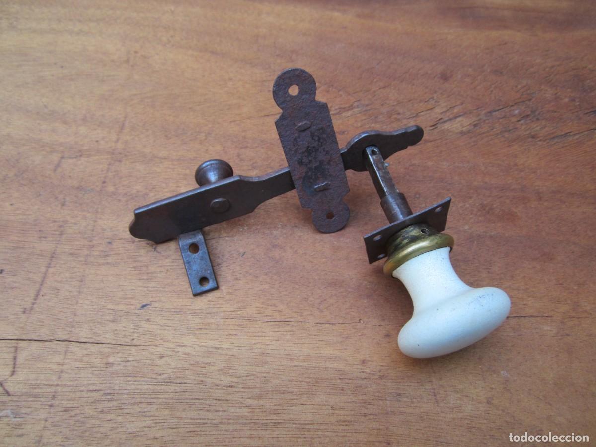 Antig&uuml;edades: Pestillo antiguo con pomo esmaltado, blanco. - Foto 1