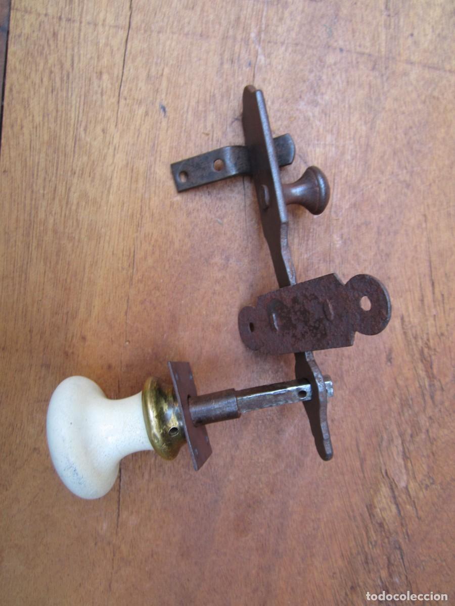 Antig&uuml;edades: Pestillo antiguo con pomo esmaltado, blanco. - Foto 2