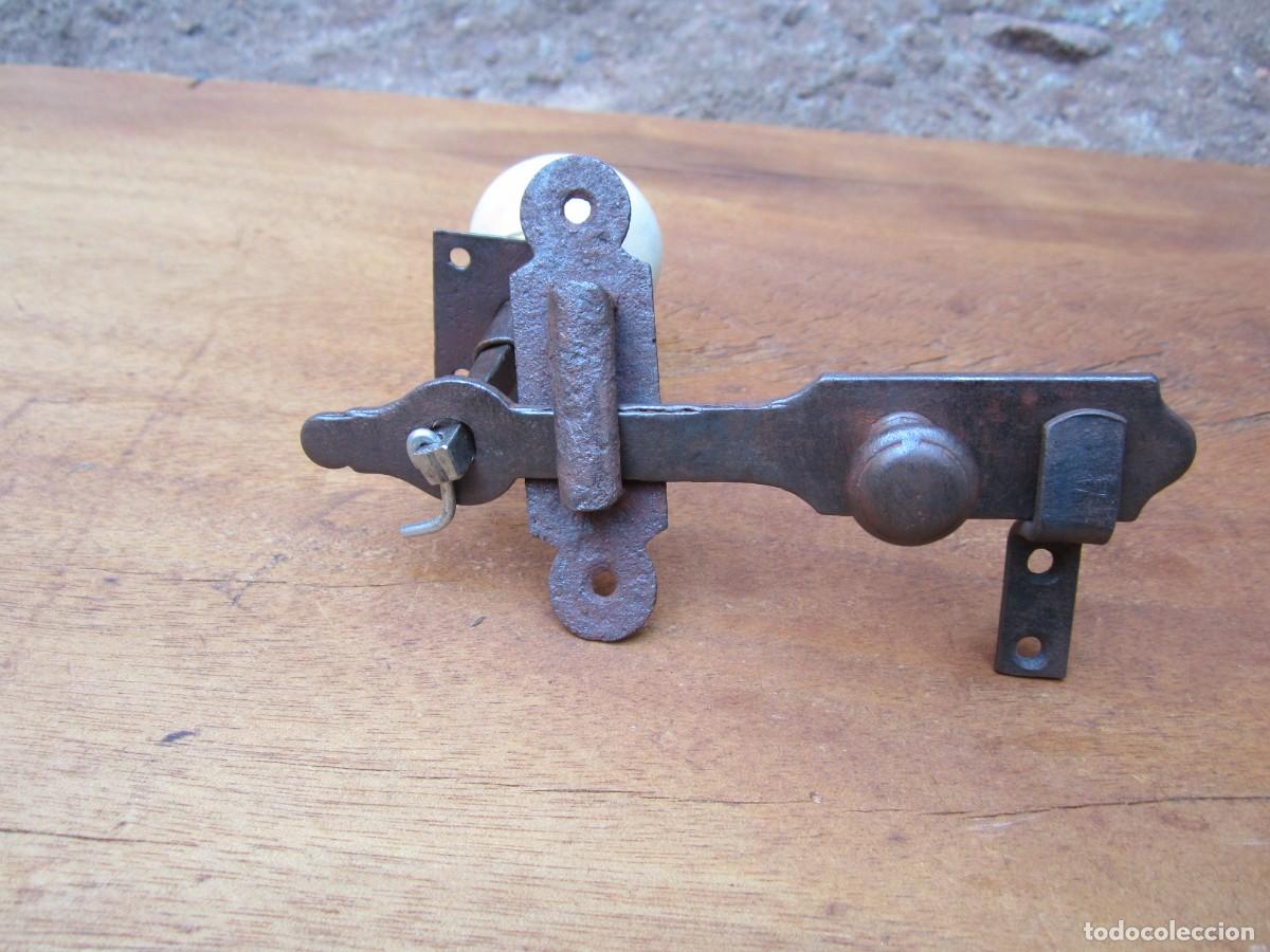 Antig&uuml;edades: Pestillo antiguo con pomo esmaltado, blanco. - Foto 3