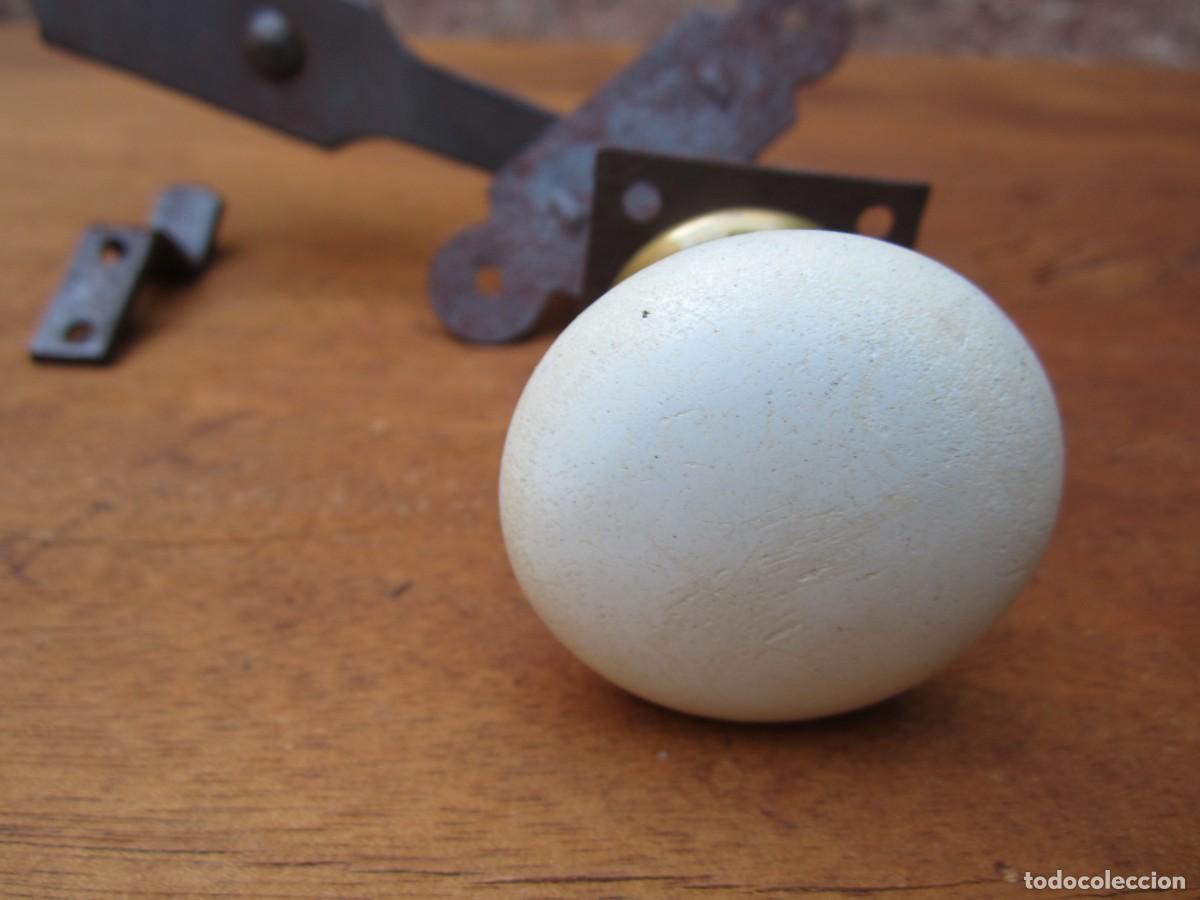 Antig&uuml;edades: Pestillo antiguo con pomo esmaltado, blanco. - Foto 4