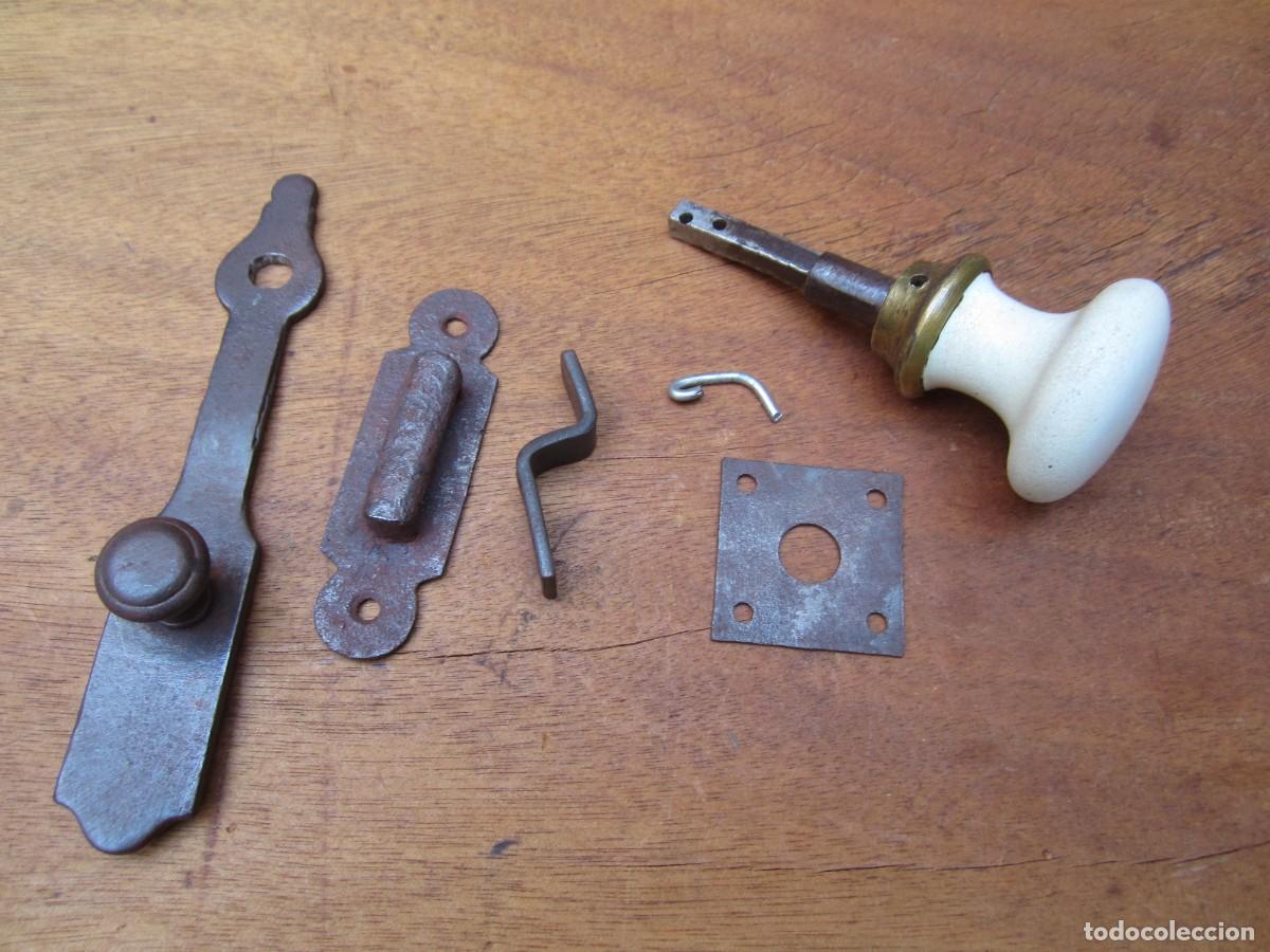 Antig&uuml;edades: Pestillo antiguo con pomo esmaltado, blanco. - Foto 5