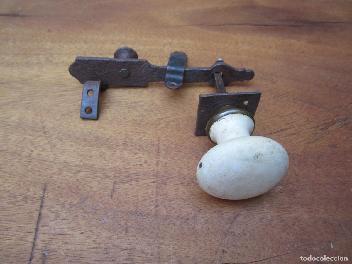 Antig&uuml;edades: Pestillo antiguo completo, pomo esmaltado.