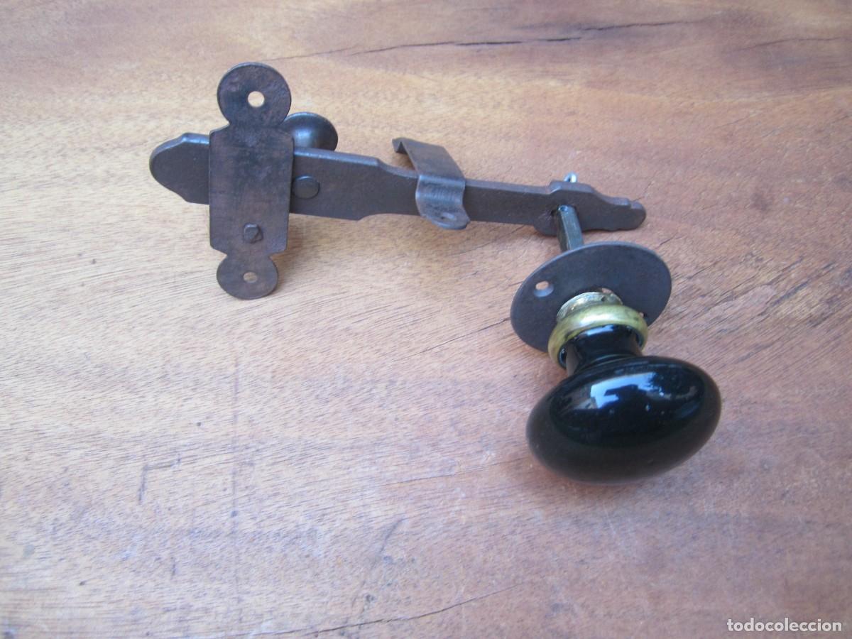 Antig&uuml;edades: Pestillo antiguo hierro, pomo negro.