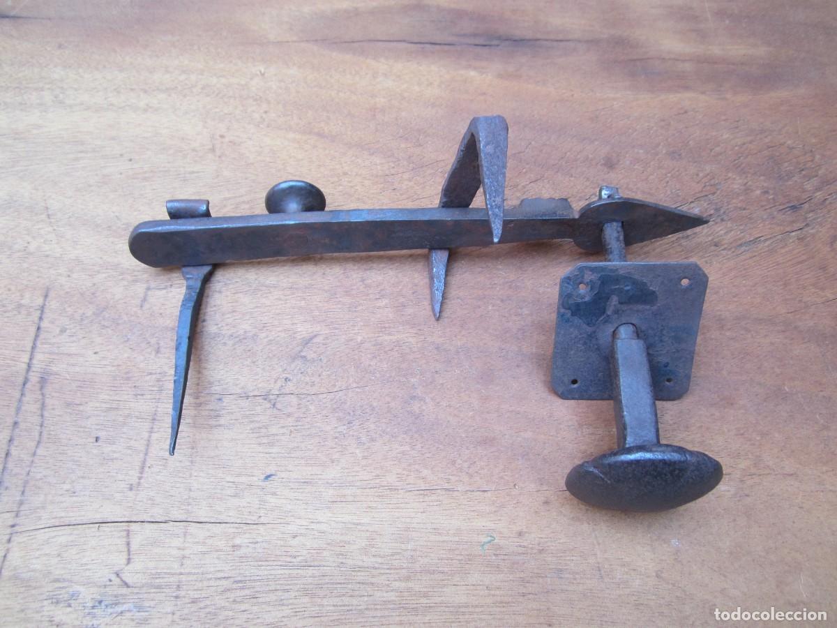 Antig&uuml;edades: Pestillo antiguo con pomo forja, completo.
