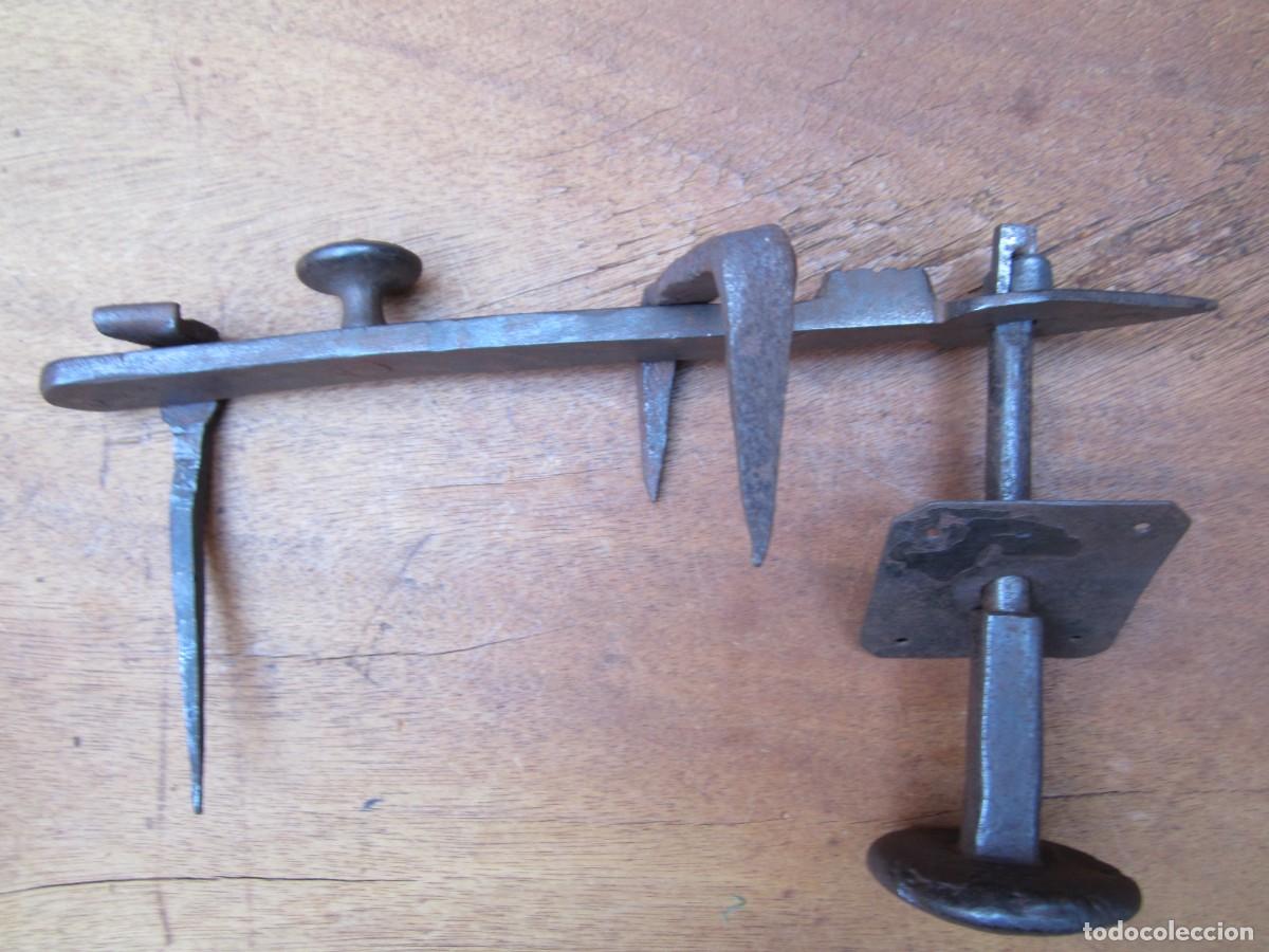 Antig&uuml;edades: Pestillo antiguo con pomo forja, completo. - Foto 2
