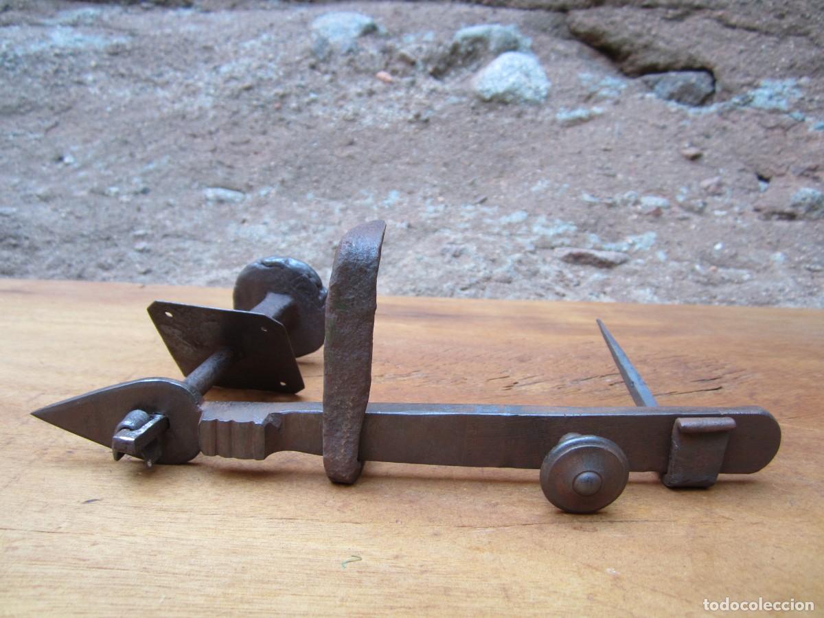 Antig&uuml;edades: Pestillo antiguo con pomo forja, completo. - Foto 3
