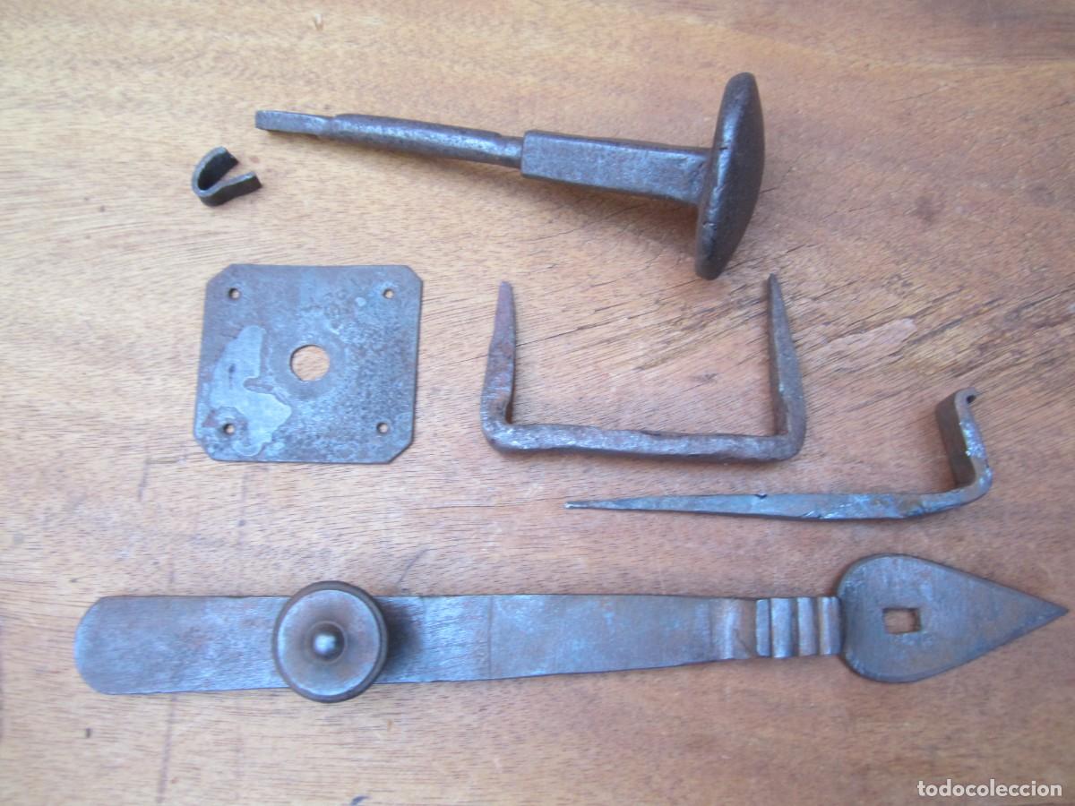 Antig&uuml;edades: Pestillo antiguo con pomo forja, completo. - Foto 5