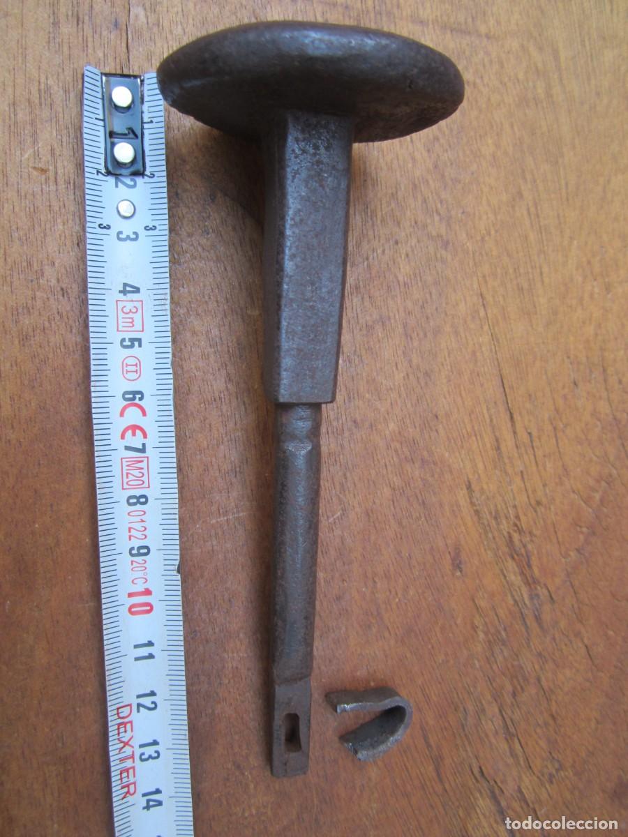 Antig&uuml;edades: Pestillo antiguo con pomo forja, completo. - Foto 10