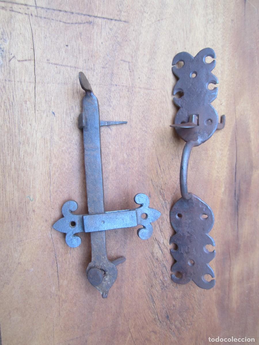 Antig&uuml;edades: Pestillo antiguo hierro forjado, 27.7 cm alto.