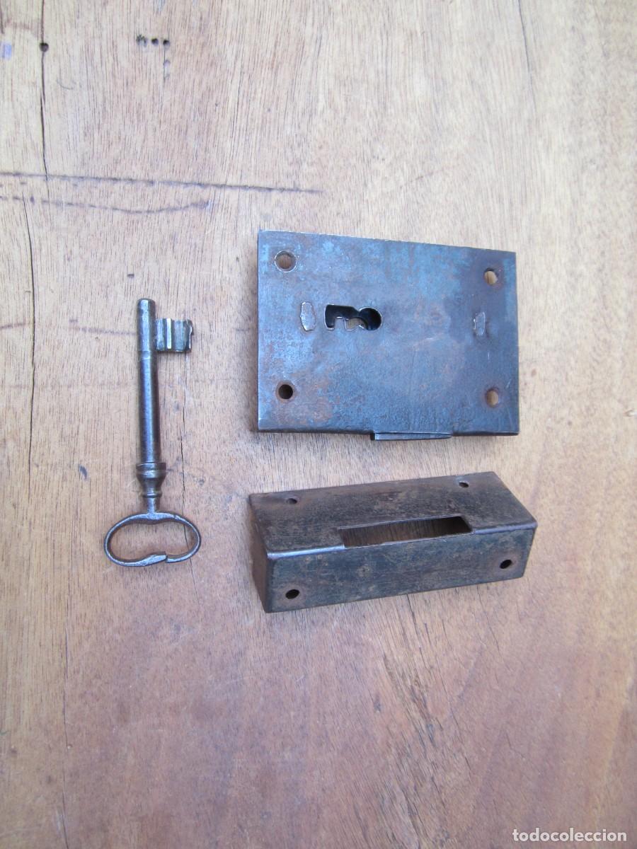 Antig&uuml;edades: Cerradura antigua con llave, empotrar.