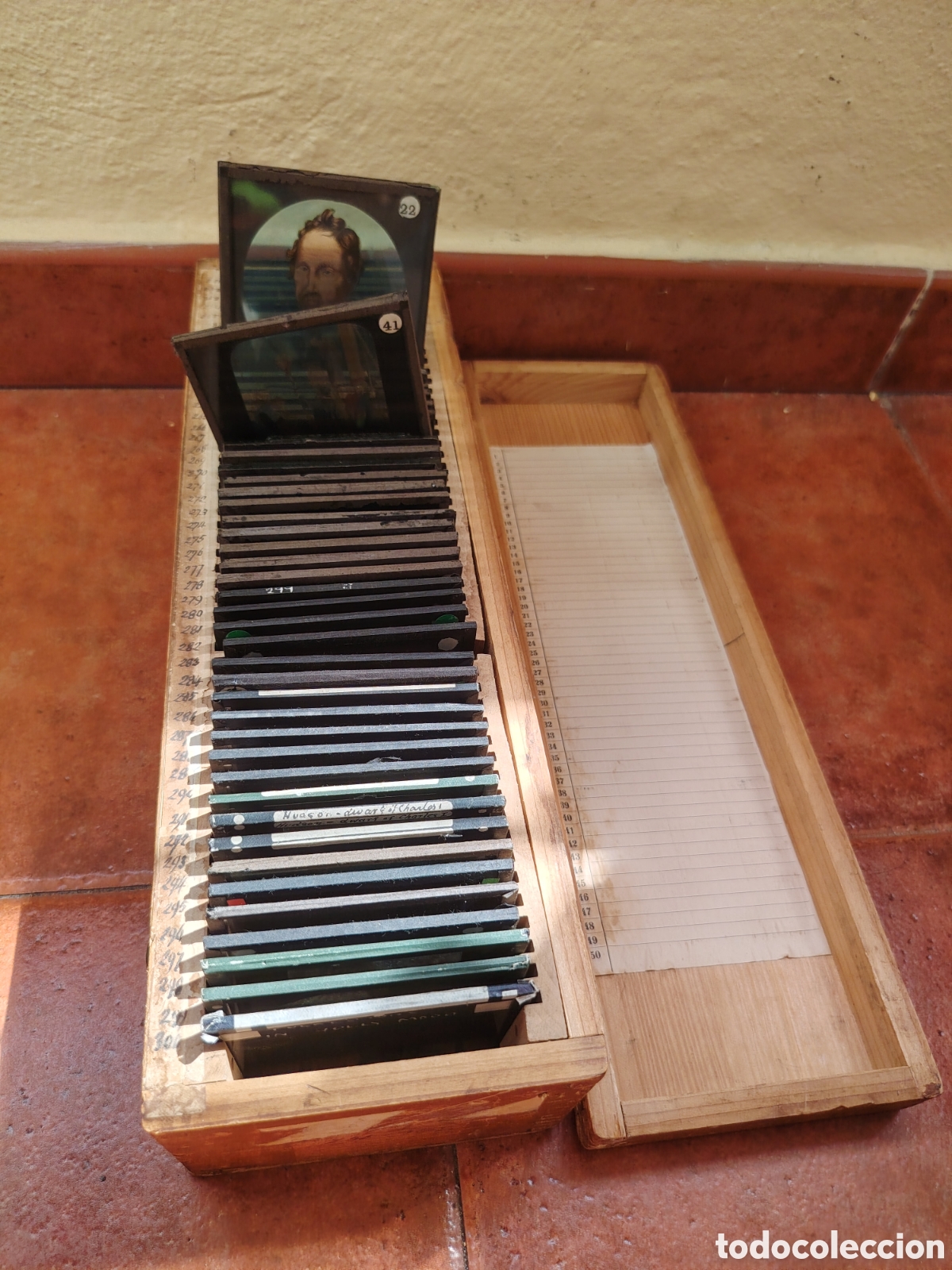 Antig&uuml;edades: ANTIGUA CAJA CON CRISTALES PARA LINTERNA MAGICA