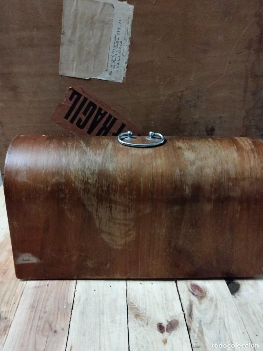 Antig&uuml;edades: Tapa curva de madera para maquina de coser, marca Alfa.