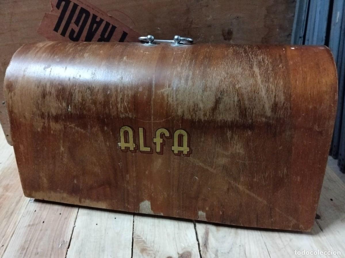 Antig&uuml;edades: Tapa curva de madera para maquina de coser, marca Alfa.
