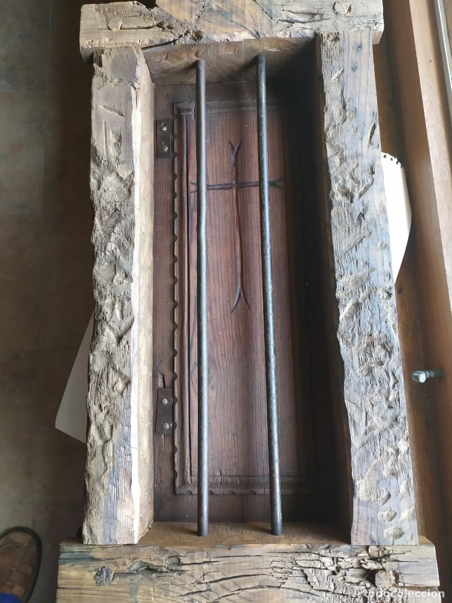 Antig&uuml;edades: Ventana rustica con reja y portezuela