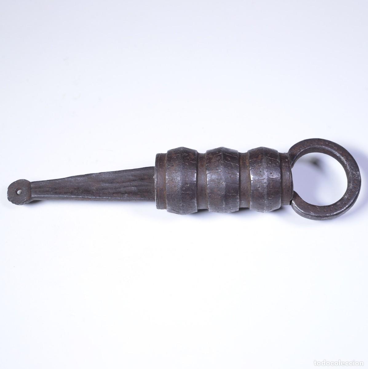 Antig&uuml;edades: 17th Century Antique&nbsp;European Cylinder Padlock Ornate Hand Forged Iron Long Key