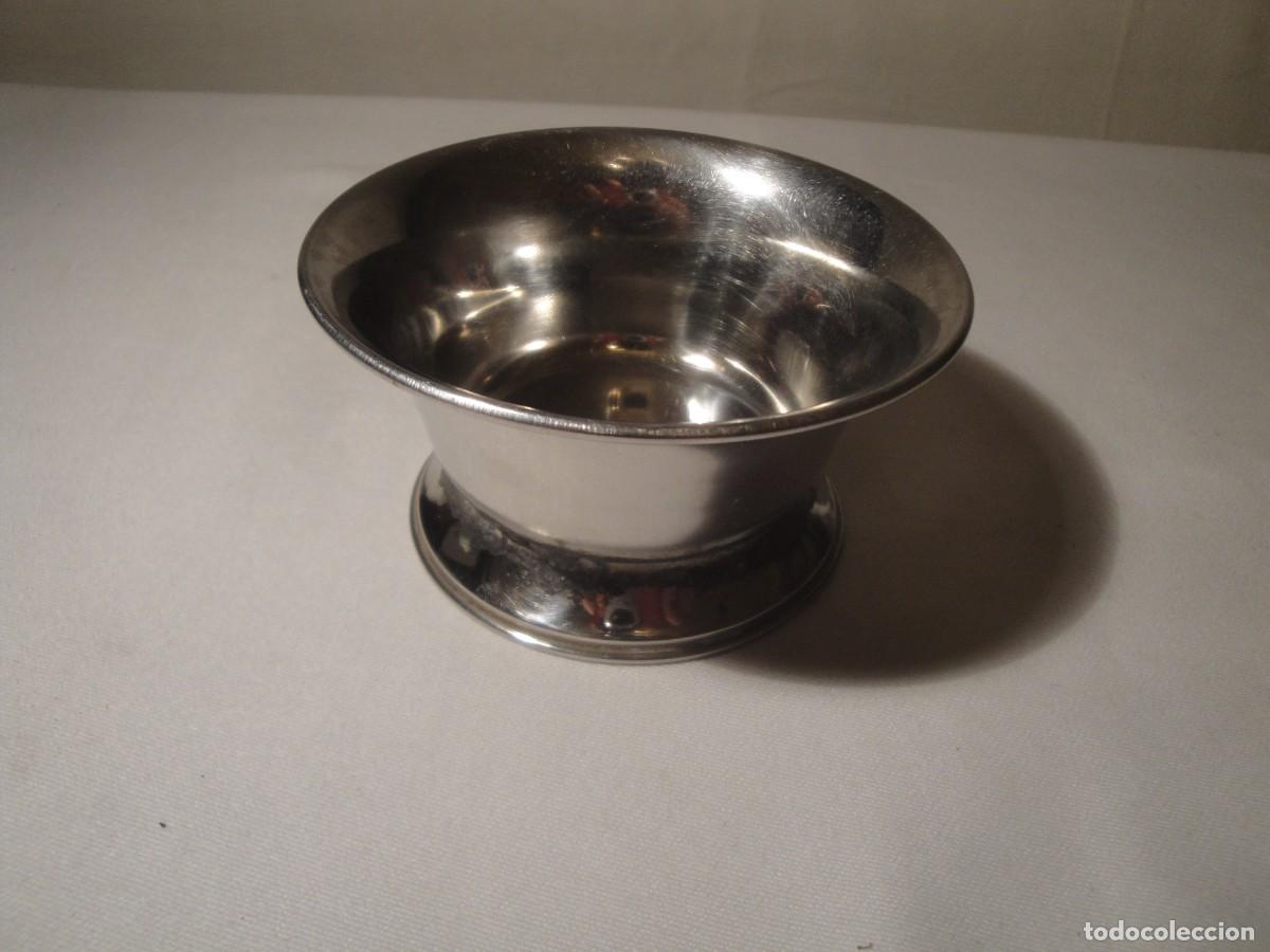 Antig&uuml;edades: Taza met&aacute;lica de afeitar, cl&aacute;sica de barber&iacute;a antigua. De los a&ntilde;os 50.