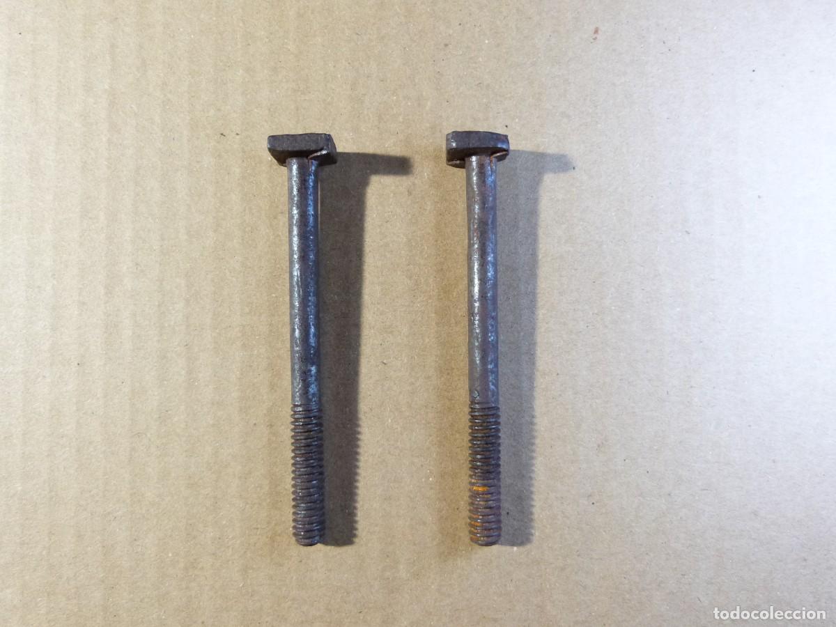 Antig&uuml;edades: Pareja 2 tornillos para cabezal o pie de cama antigua - 10 centimetros