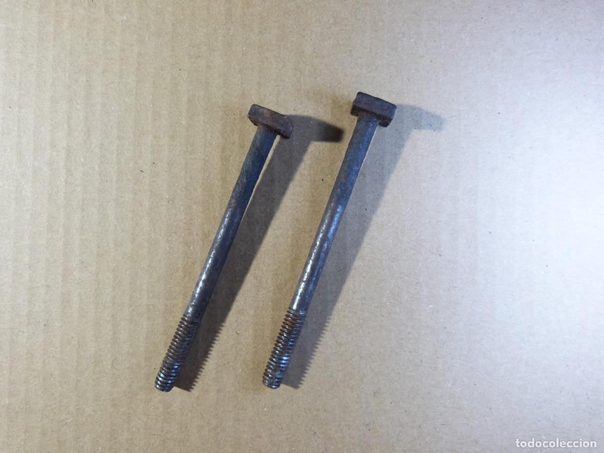 Antig&uuml;edades: Pareja 2 tornillos para cabezal de cama antigua - 11,5 centimetros