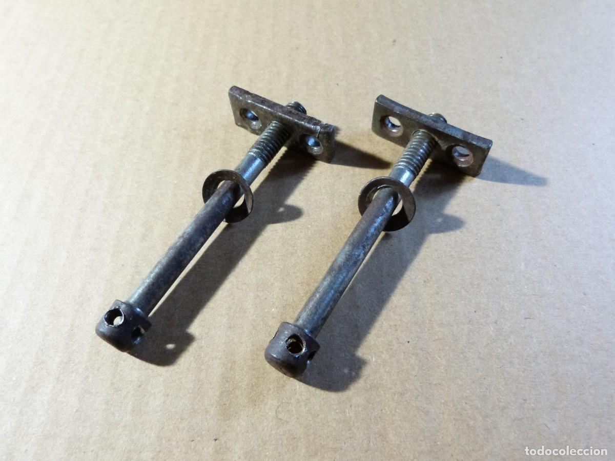 Antig&uuml;edades: Pareja 2 tornillos para cabezal de pie de cama antigua - 9 centimetros