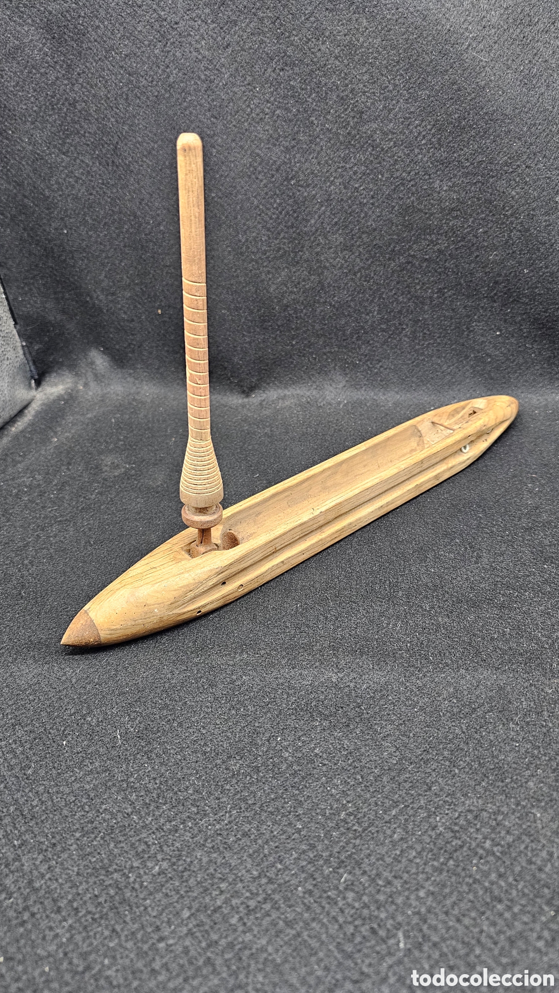 Oggetti Antichi: lanzadera de telar de madera antigua con un huso o canilla.