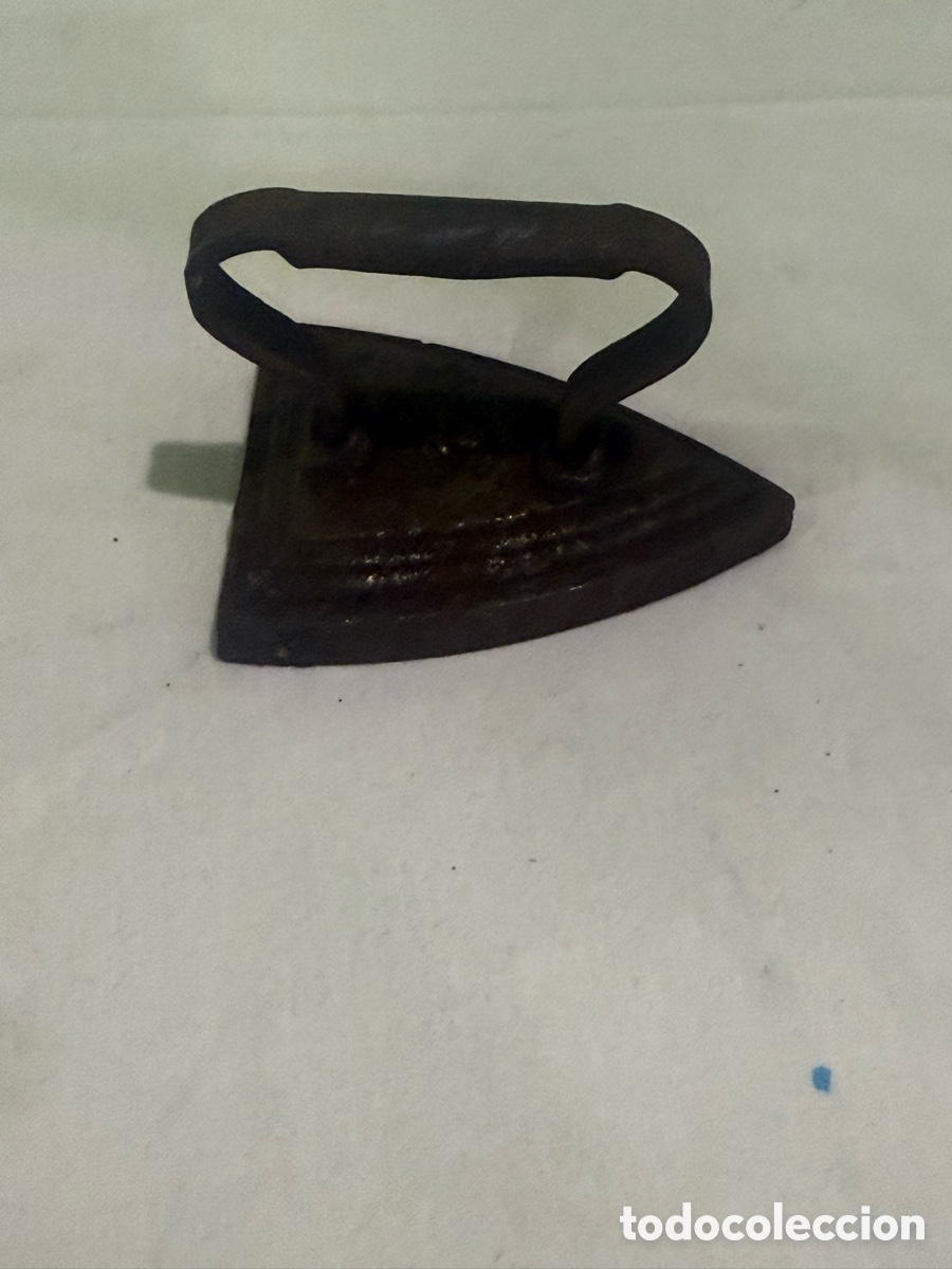 Antig&uuml;edades: Curiosa planchita antigua de hierro fundido &ndash; aut&eacute;ntica y original del siglo XIX, 7 cm