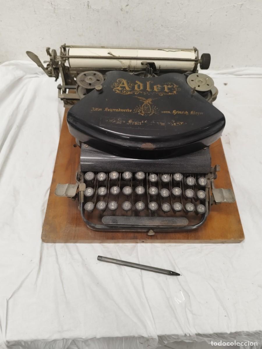 Antig&uuml;edades: Antigua m&aacute;quina de escribir Adler, sin probar.