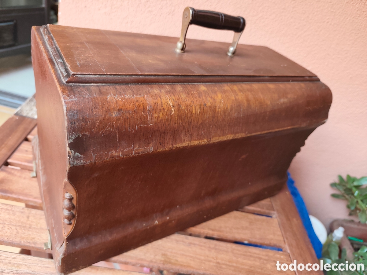 Antig&uuml;edades: Antigua tapa de madera para maquina de coser. Parece Alfa