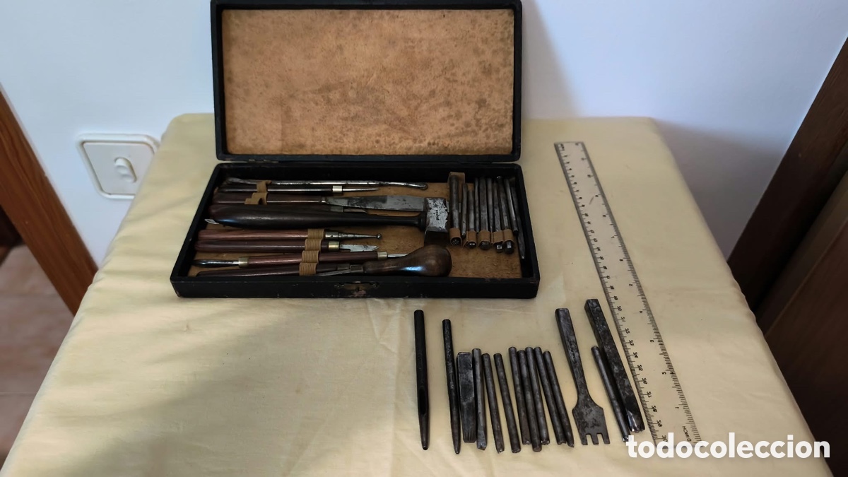 Antig&uuml;edades: Estuche de herramientas de marroquineria de origen Frances siglo XIX