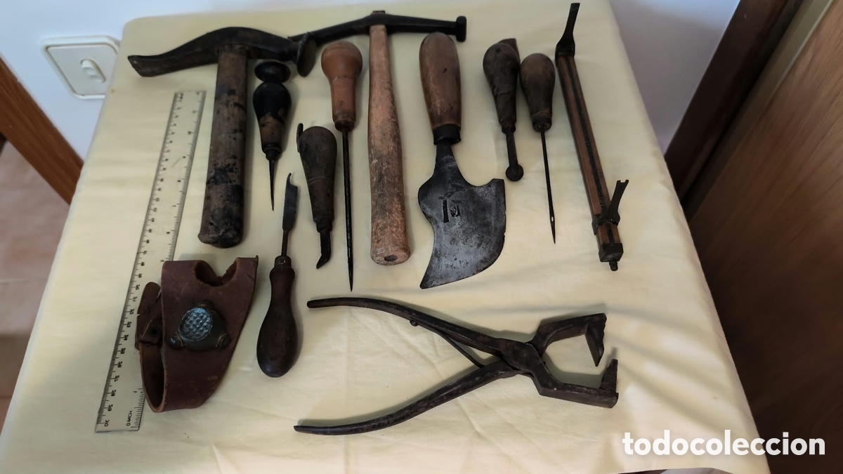 Antig&uuml;edades: Conjunto de herramientas de Zapatero siglo XX
