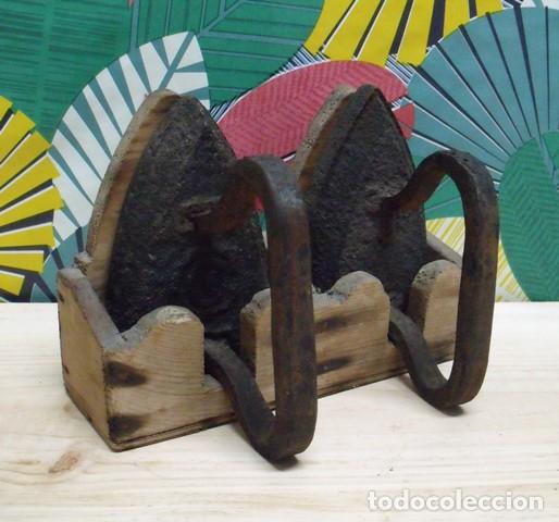 Antig&uuml;edades: Juego Pareja Planchas Hierro + Soporte Madera