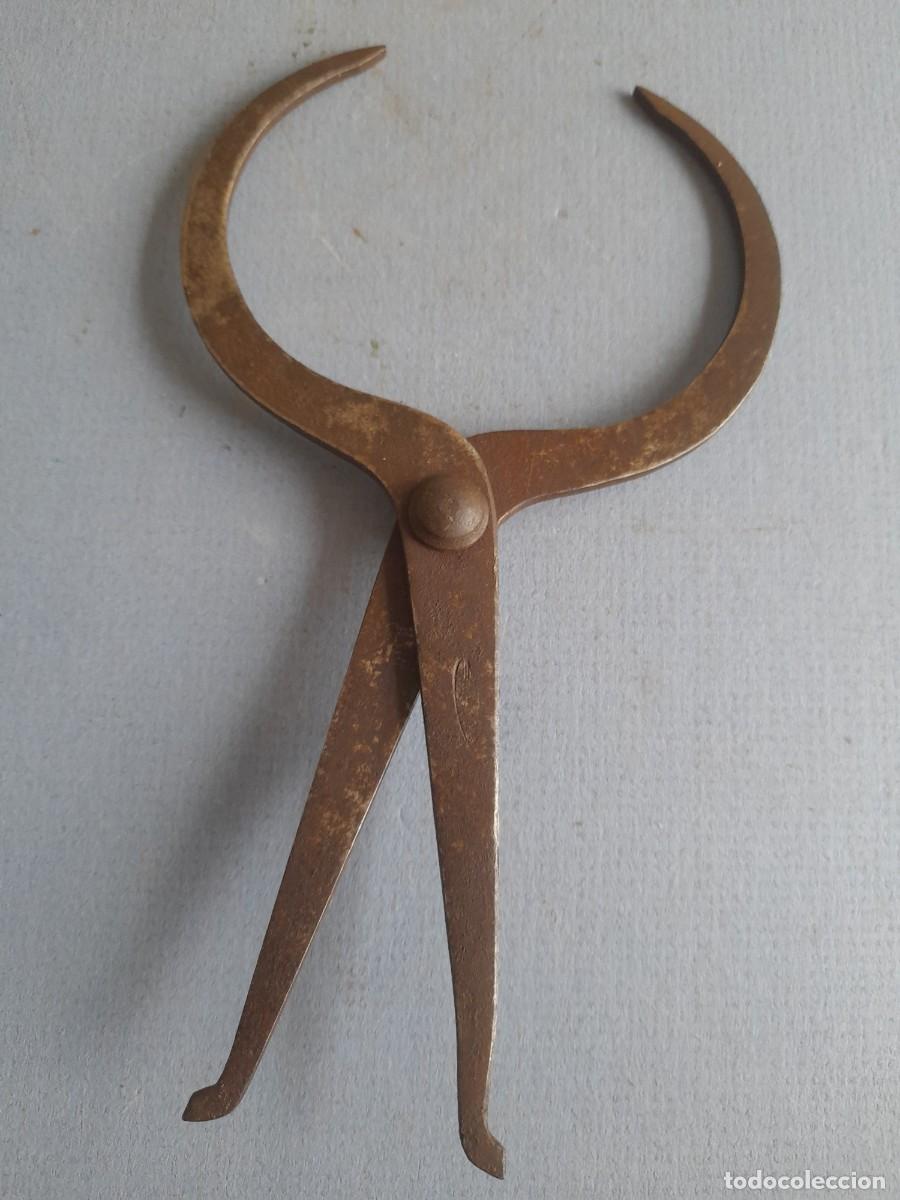Antig&uuml;edades: Comp&aacute;s de acero para medidas interiores y exteriores, fabricante ilegible, 17cm apro